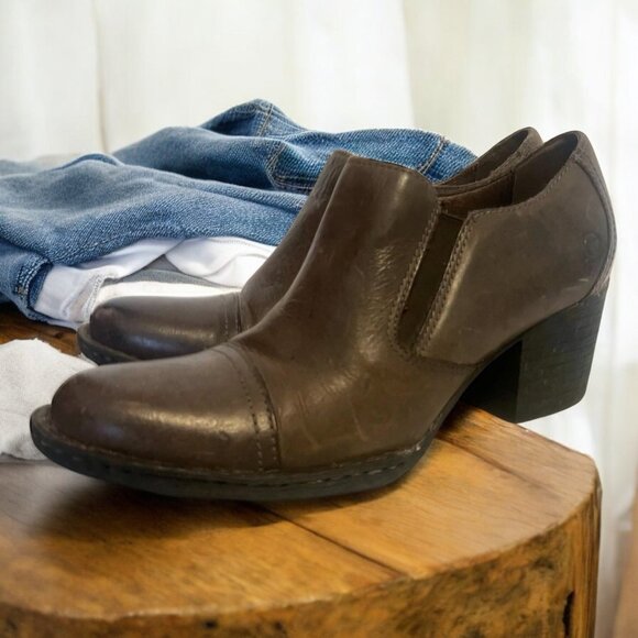 Born Brown Leather Rustic Equestrian Western Low Chelsea Ankle Boots Size 9.5 - Picture 1 of 11